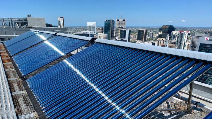 Ηλιακός θερμοσίφωνας: Ζεσταίνει νερό & μειώνει τα έξοδα θέρμανσης